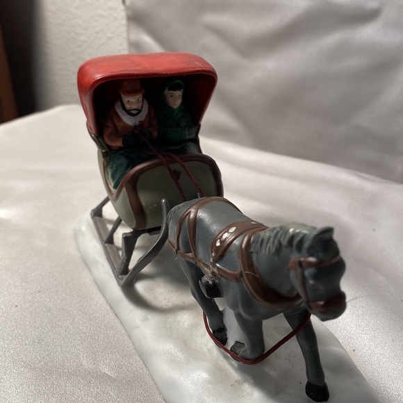 Department 56 horse and carriage holidays Christmas town - Picture 2 of 5